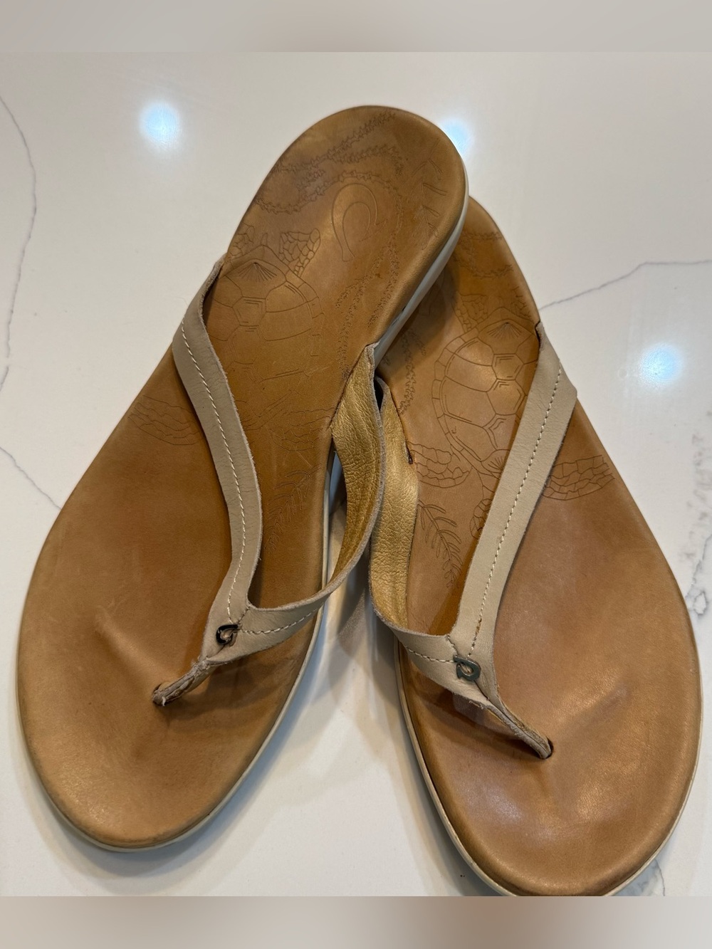 olukai honu women's size M 10/eur 40 beige flip flop sandal support comfort
